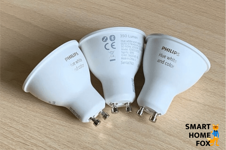 Man sieht eine Philips Hue GU10 Glühbirne.